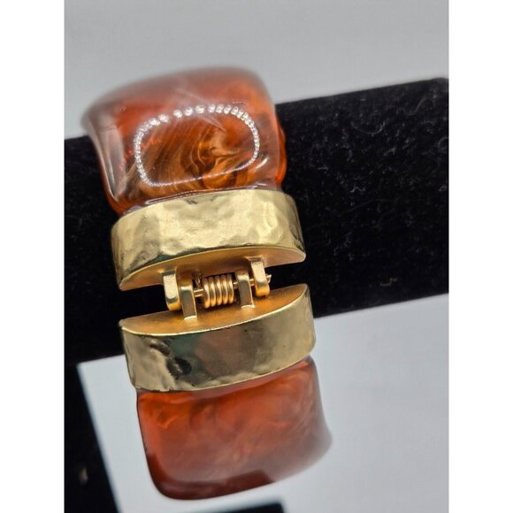 Fabulous Marbled Butterscotch Lucite and Gold Trim Hinged Cuff Bracelet - Picture 4 of 9